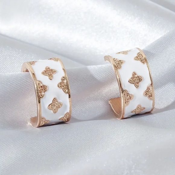 Gold and White Clover Flower Hoop Cuff Earrings New - Picture 1 of 6